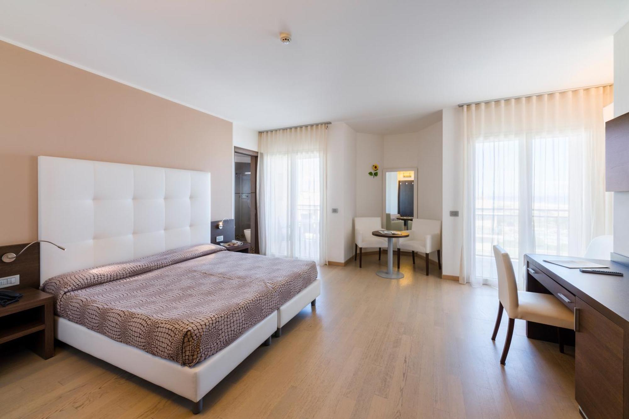 Hotel Italy Bibione Exteriör bild