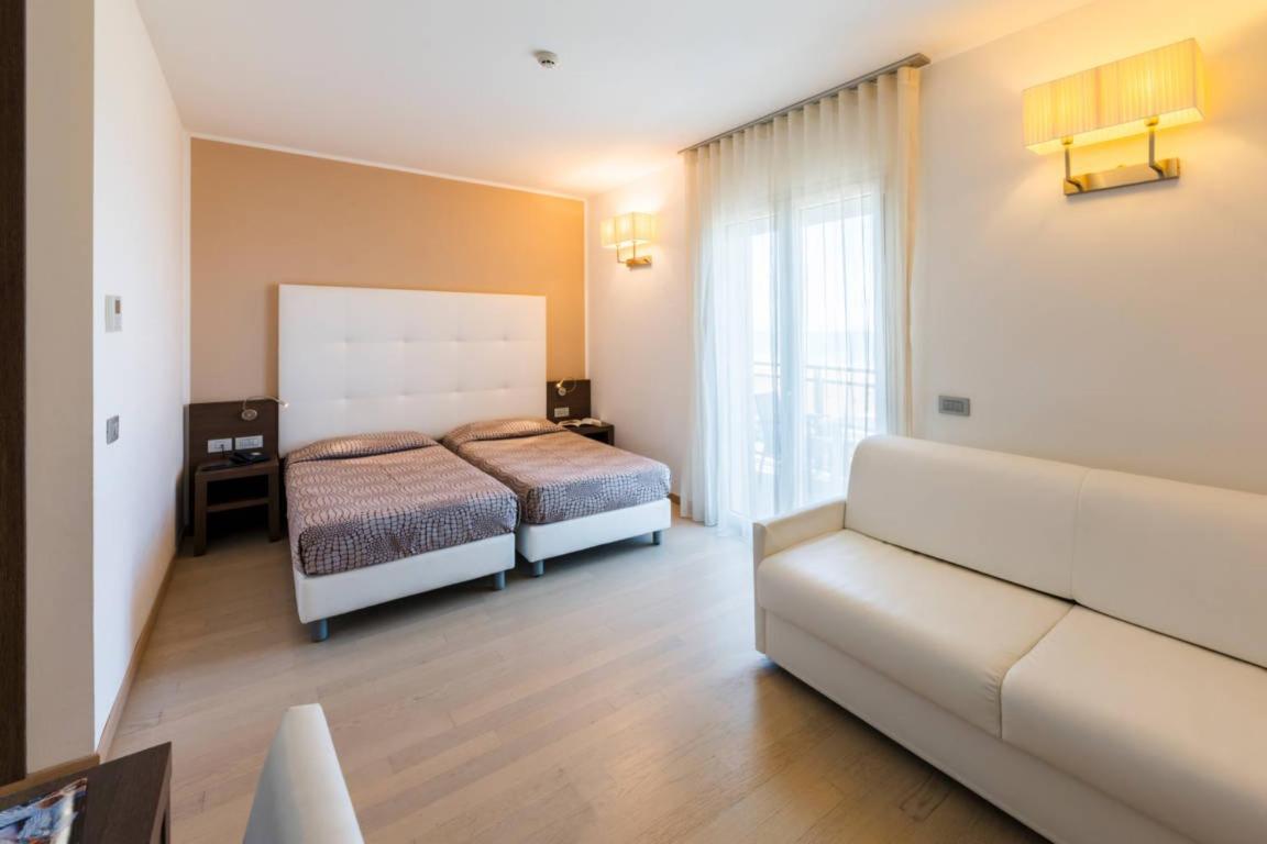 Hotel Italy Bibione Exteriör bild